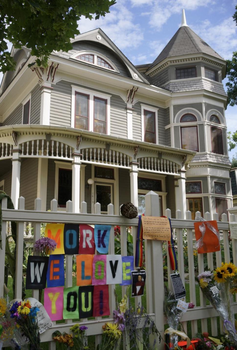 The house used in actor Robin Williams' breakout hit TV show 'Mork and Mindy' has an impromptu memorial set up outside in Boulder, Colorado.