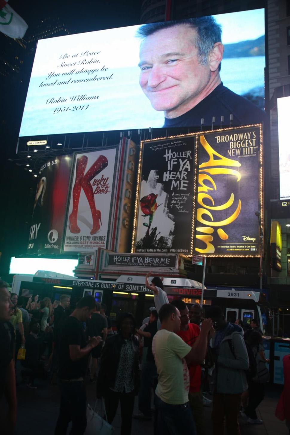 Times Square pays tribute to Robin Williams as Broadway dims the lights to honor his life and career.