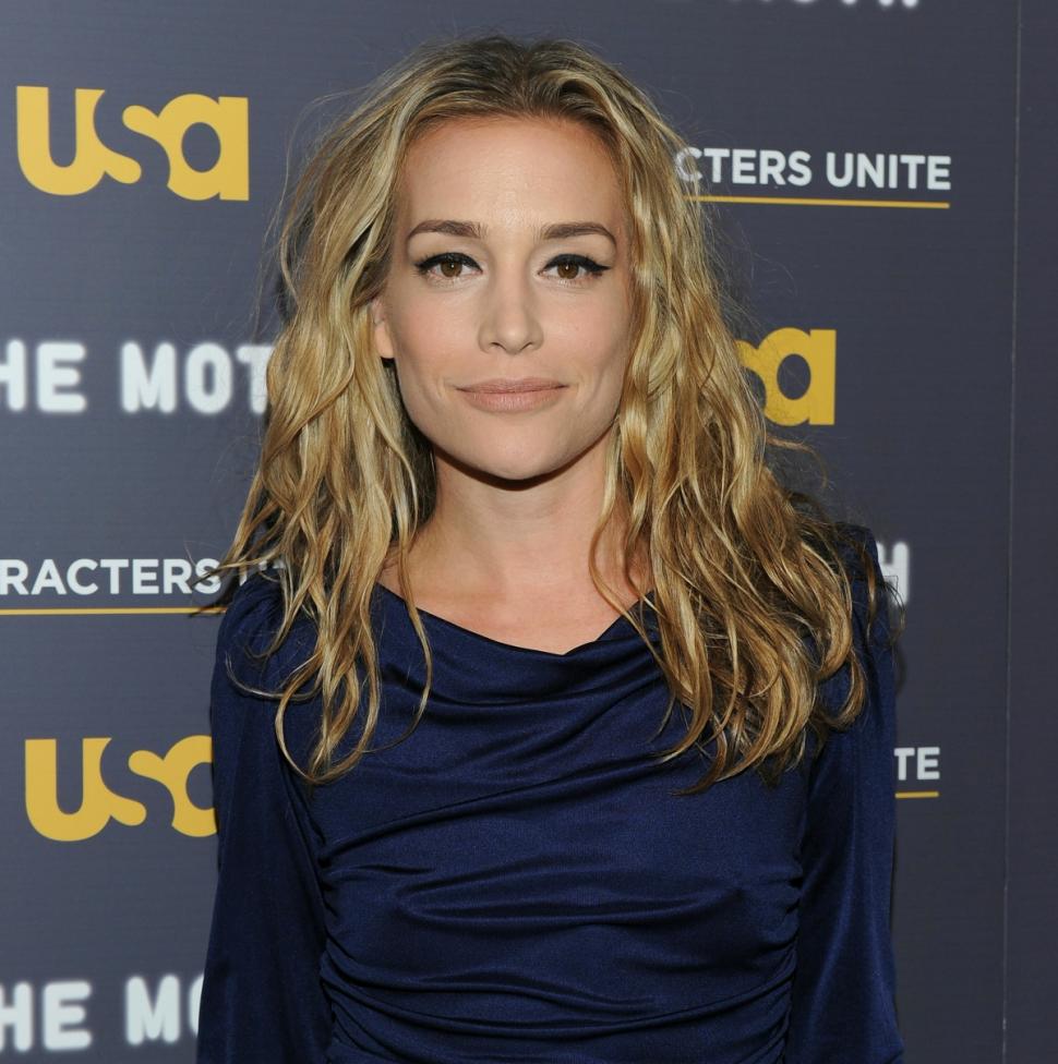 ‘Covert Affairs’ star Piper Perabo wed Stephen Kay in New York City Saturday.