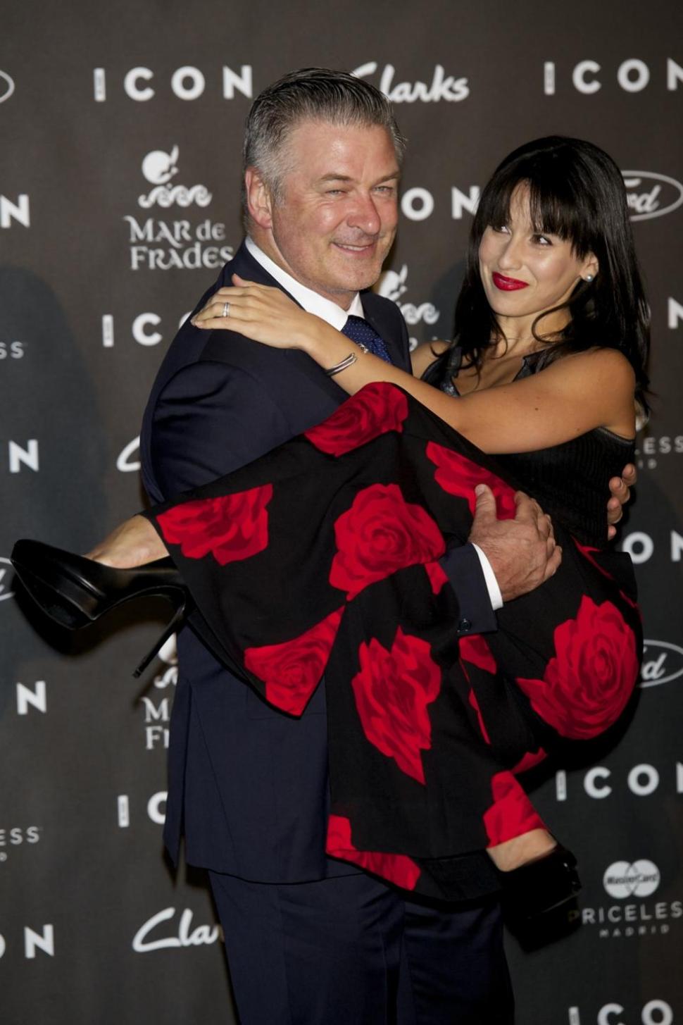 Alec Baldwin gives Hilaria a quick pick-me-up at Madrid’s ‘Icon Awards.’