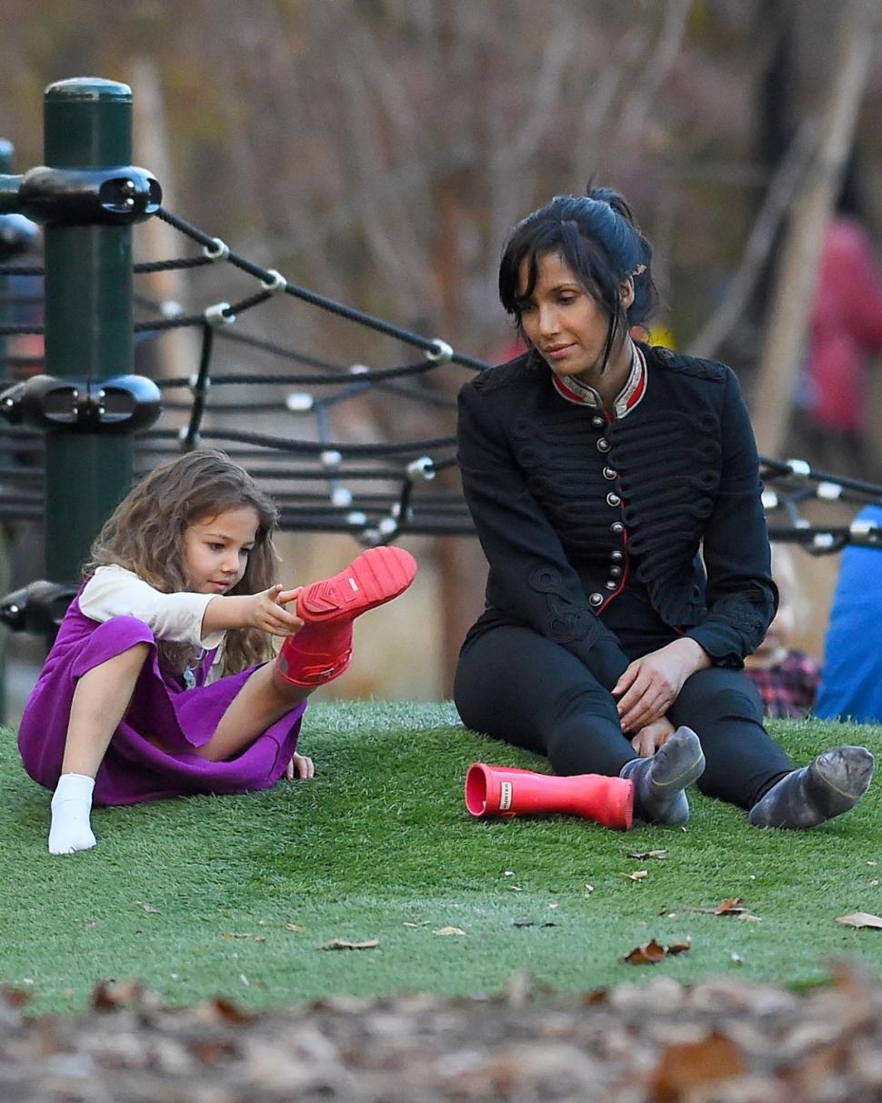 Padma Lakshmi and daughter Krishna are going on foot at the park.
