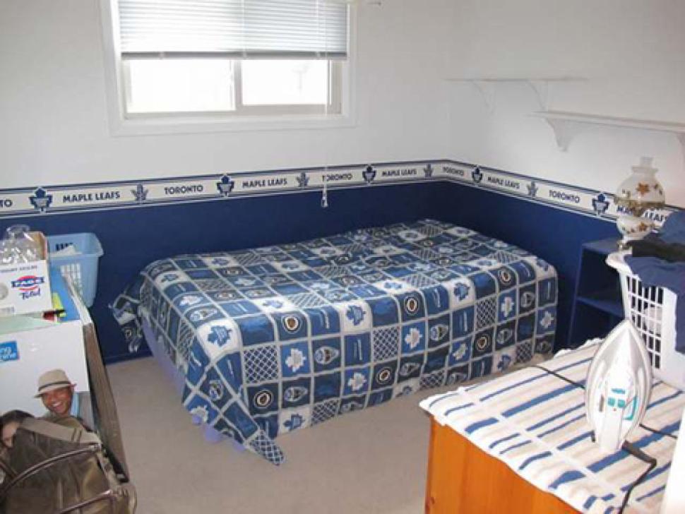 The singer's bedroom is still has Bieber's hockey-themed bedding and curtains