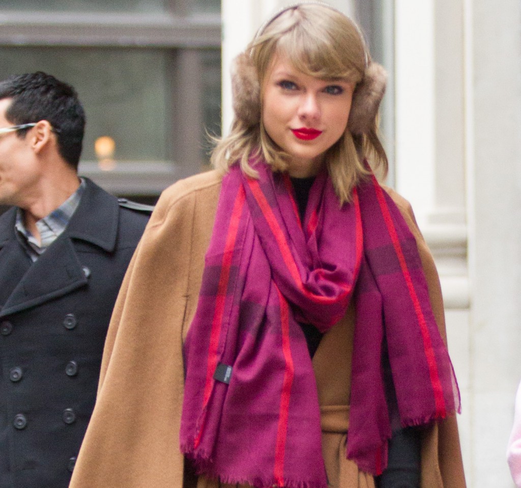 Taylor Swift and Lena Dunham Taking a Stroll in TriBeCa