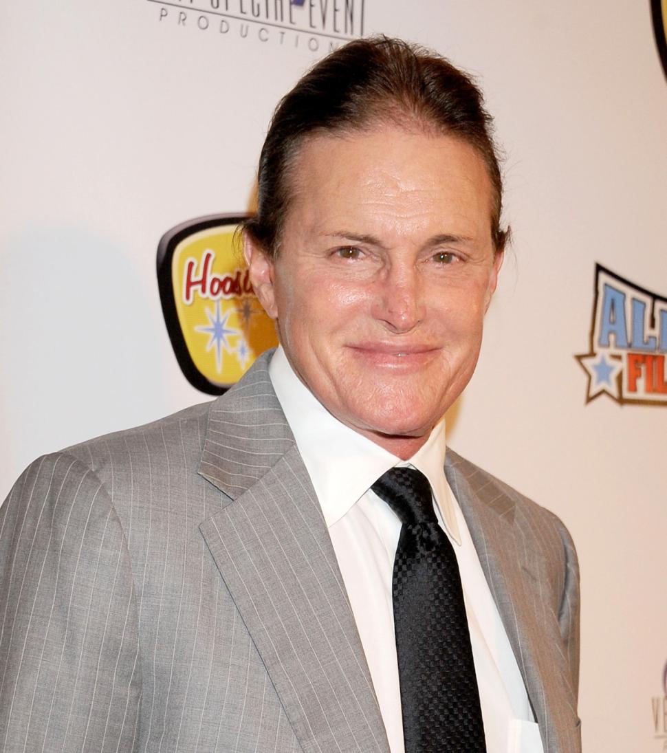 Bruce Jenner allegedly dressed in his mother's clothing as a teen, according to a new report.