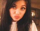 Kylie Jenner wears green contacts 
