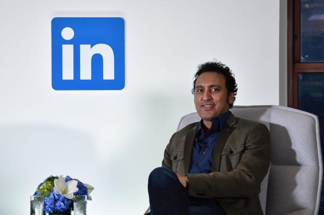 Aasif Mandvi speaks onstage at LinkedIn Discussion Series.