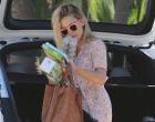 Kate Hudson has her hands full while arriving to a friend's house.