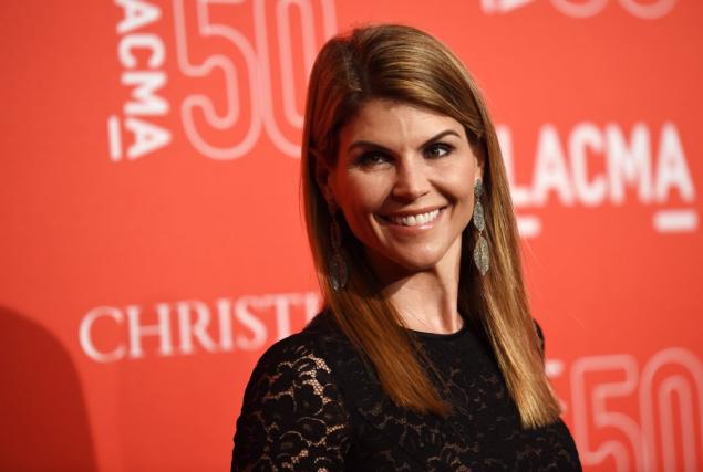 Lori Loughlin says she’s working on a deal to join the “Full House” sequel series: “I would love nothing more.”