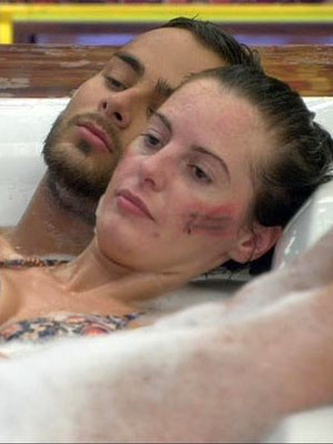 Jade gets cosy with Cristian in the bath [Wenn]