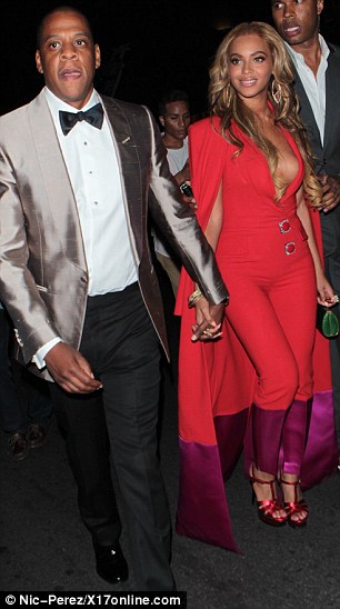 28491D4900000578-3065923-Centre_of_it_all_The_glamorous_couple_of_Jay_Z_and_Beyonce_seeme-a-24_1430693449413