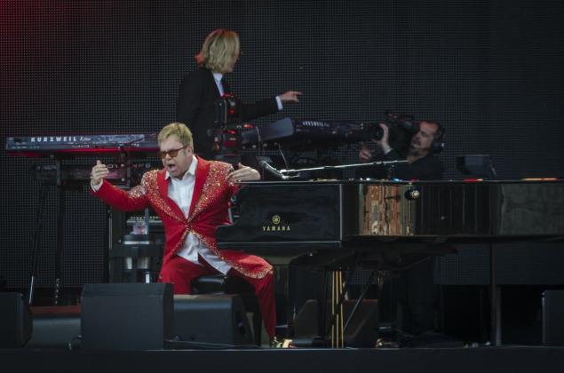 Sir Elton John makes a public apology after cursing out a female concert venue worker during his show Sunday night.