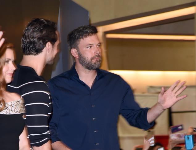 The ring vanished shortly before Ben Affleck stood up at the end of the Comic-Con panel though he had been shown wearing it throughout the entire talk.