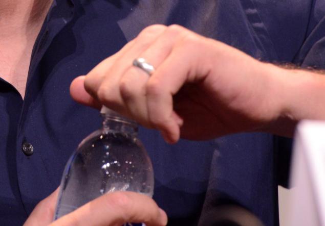 The ring is clearly there as Ben Affleck opens a bottle of water at a Comic-Con panel to talk about his upcoming flick "Batman v. Superman: Dawn of Justice."