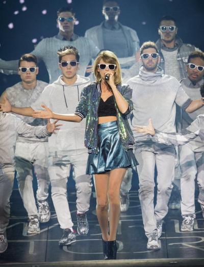 Taylor Swift was into shady stuff on her “1989” tour in Dublin.