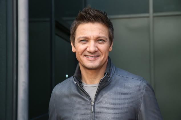 Actor/producer Jeremy Renner opened up in a new interview about his sexual preference and his public divorce.