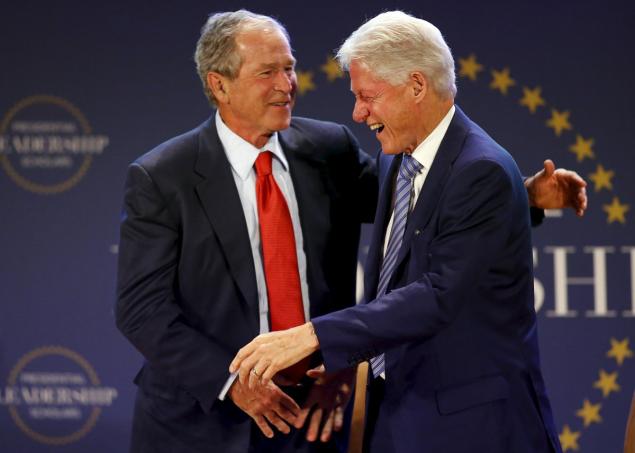 George W. Bush (l.) and Bill Clinton shake hands after conversation at the graduation of the inaugural class of the Presidential Leadership Scholars program.