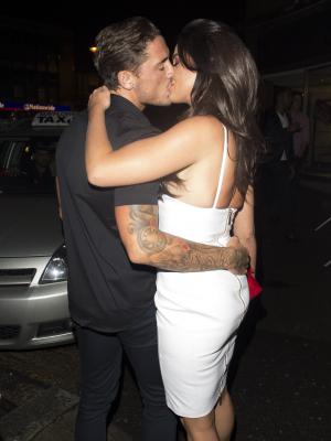 Vicky couldn't resist snogging her Ex On The Beach beau [Flynet]
