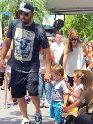 Ben and Jennifer looked miserable in The Happiest Place on Earth [XPOSUREPHOTOS.COM]