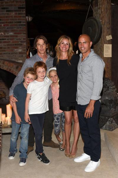 Parents Daniel Moder and Julia Roberts, with their kids and pal Kelly Slater (r.).